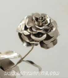Rose sur tige - Sculpture de Mich Mao