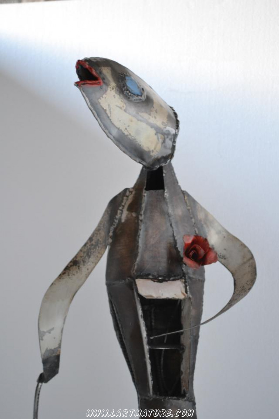 La Rose et le Goupillon - Sculpture de Mich Mao