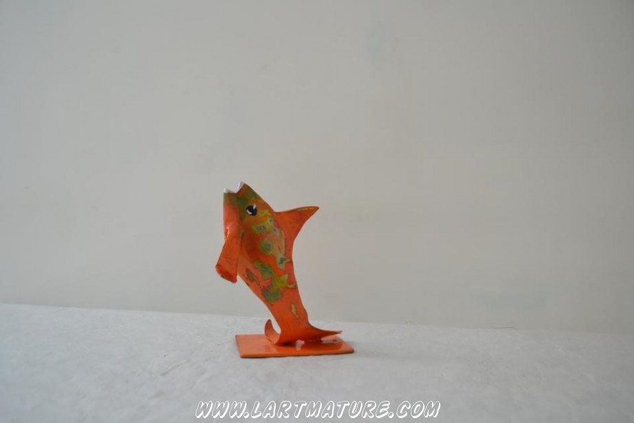 Petit Poisson sur socle de Mich Mao Petit Poisson sur socle - Sculpture de Mich Mao