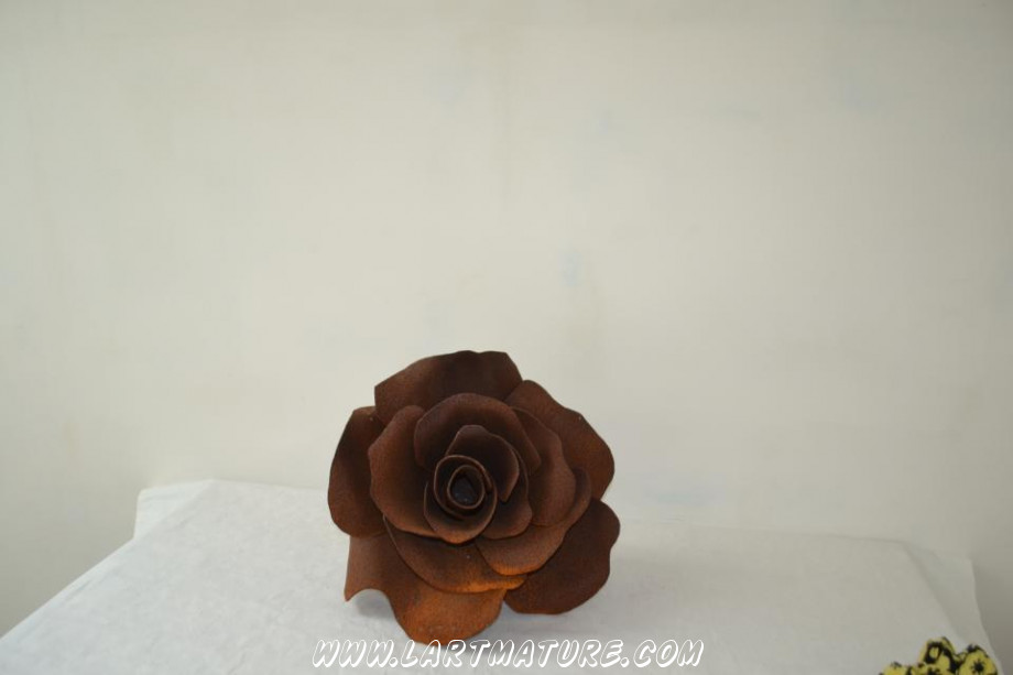 Rose Acier Corten 3 de Mich Mao Rose Acier Corten 3 - Sculpture de Mich Mao