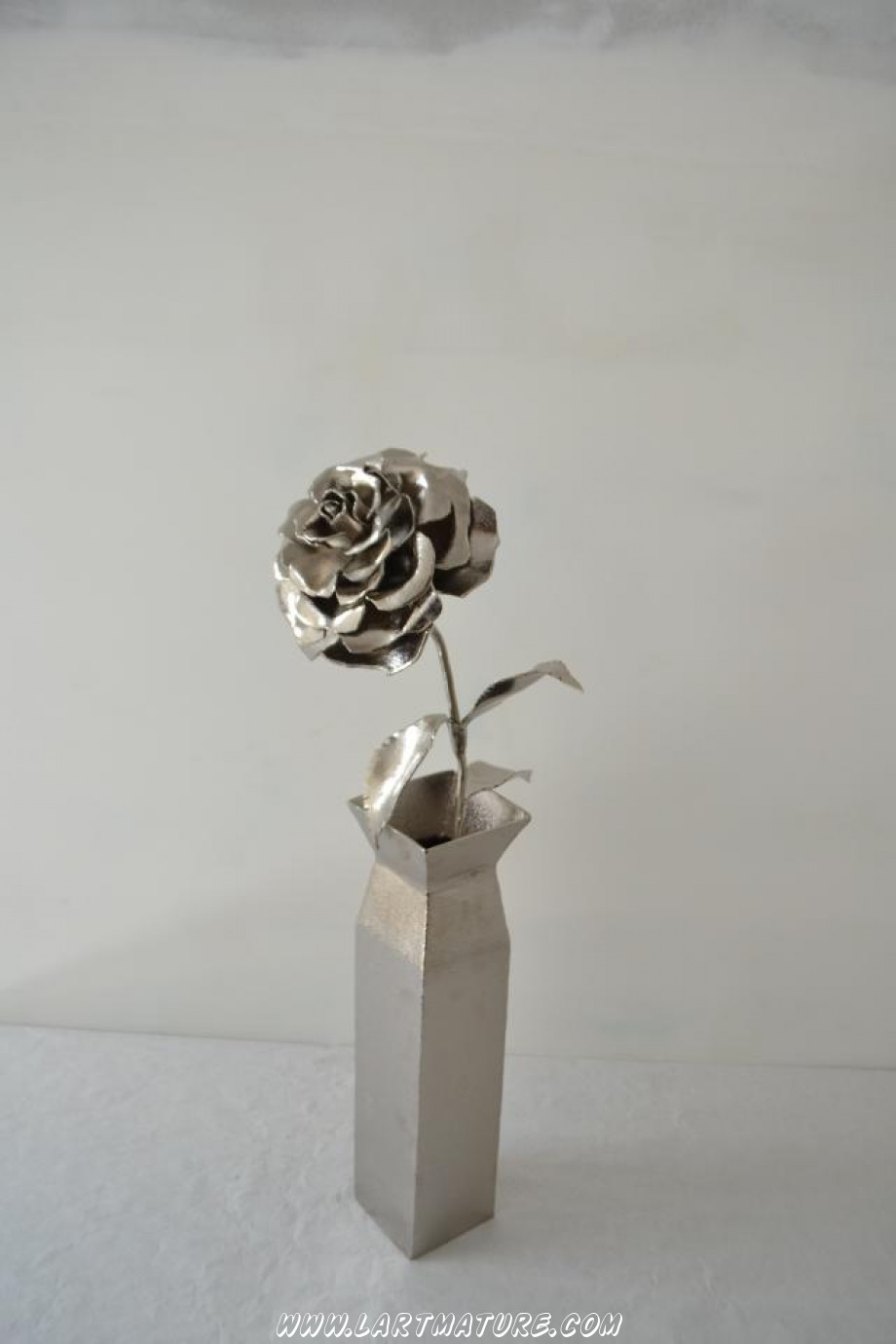 Vase - Une Rose - Sculpture de Mich Mao
