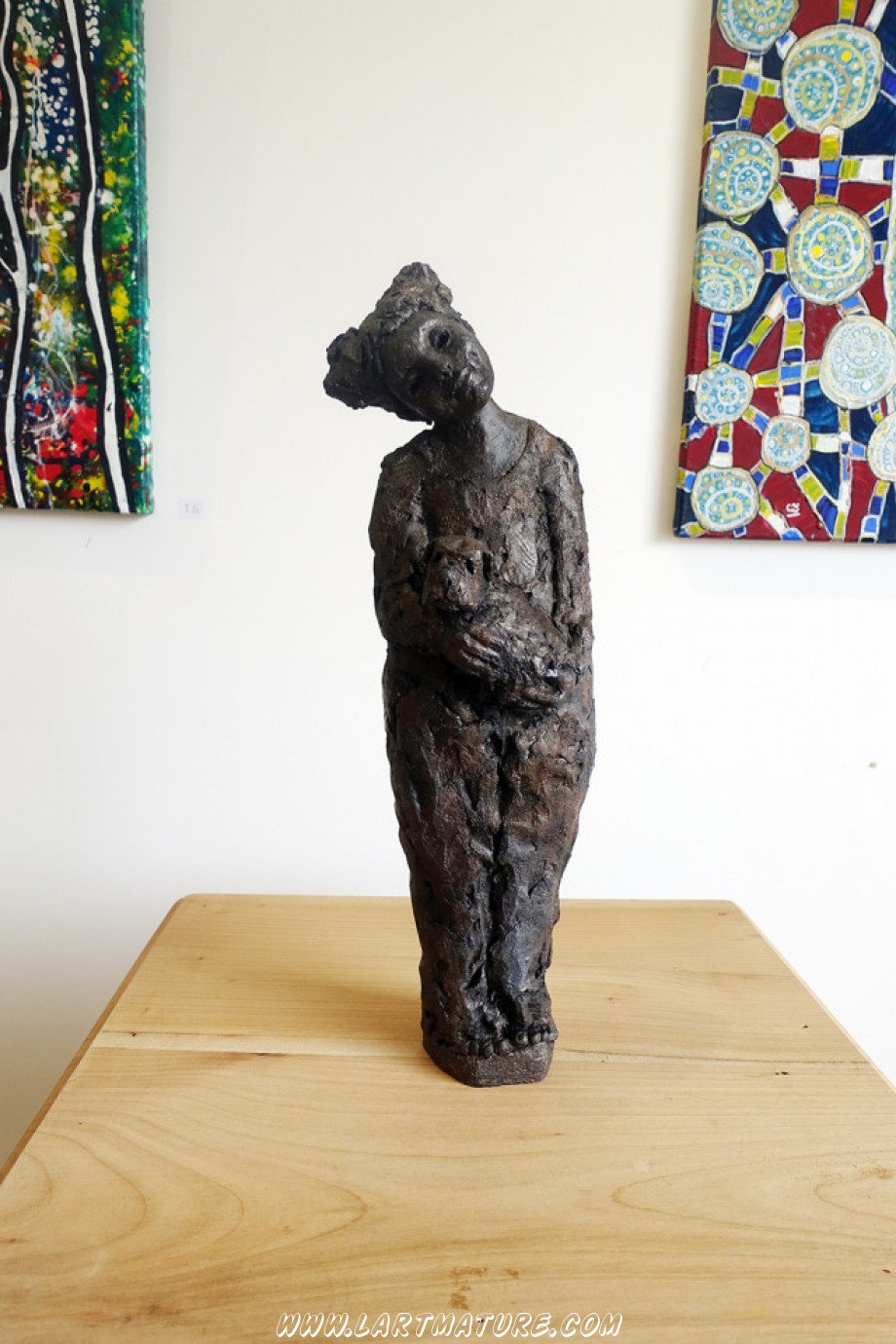 Petite fille et son chien - Sculpture de Rachel Launay-Painchaud