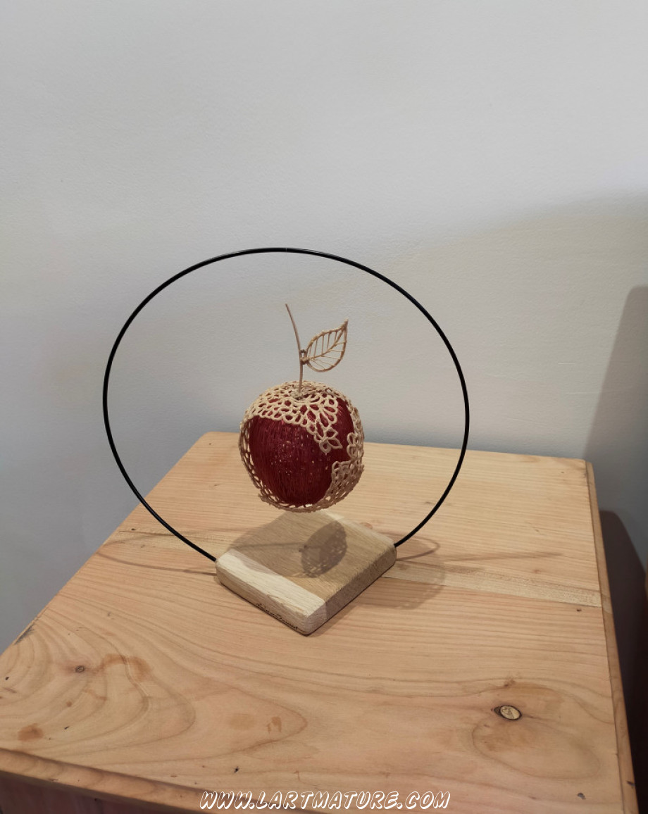 La pomme en robe - Dessin, Peinture, Sculpture, --Collage 3D de Violaine Sausset